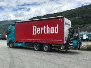 Camion avec élévateur embarqué