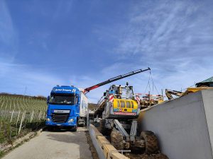 Camion-grue avec petite grue Berthod Transports